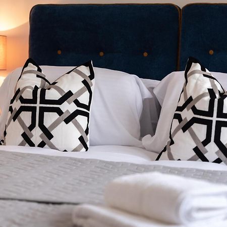 Elegant Apartments In Staines L Free Onsite Parking ستينس المظهر الخارجي الصورة