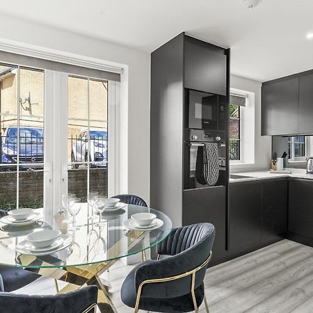 Elegant Apartments In Staines L Free Onsite Parking ستينس المظهر الخارجي الصورة