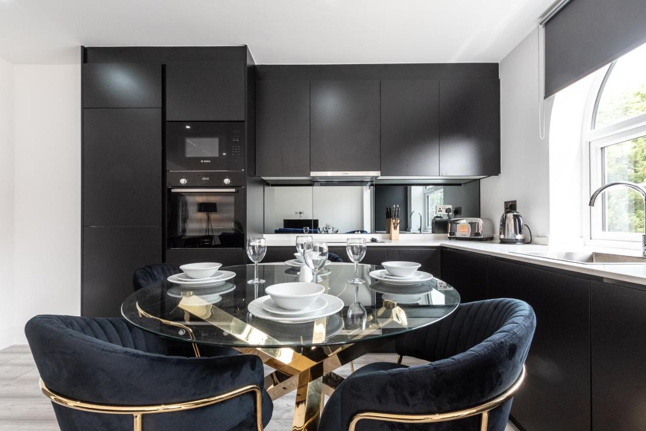 Elegant Apartments In Staines L Free Onsite Parking ستينس المظهر الخارجي الصورة