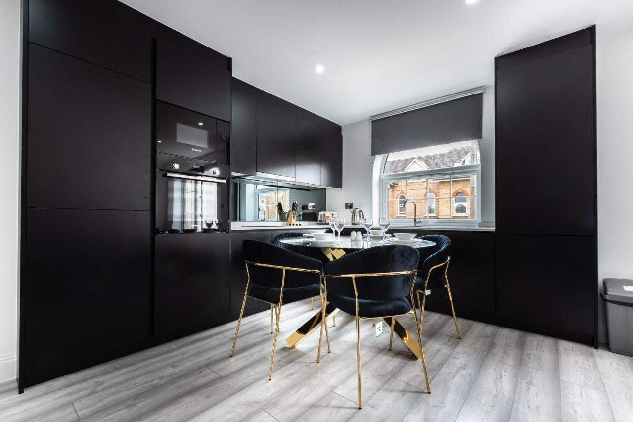 Elegant Apartments In Staines L Free Onsite Parking ستينس المظهر الخارجي الصورة