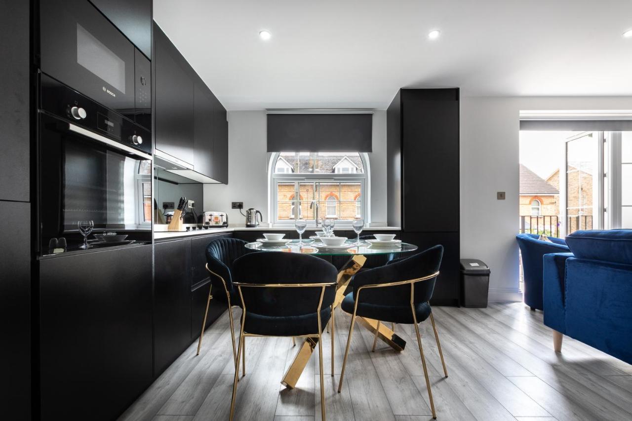 Elegant Apartments In Staines L Free Onsite Parking ستينس المظهر الخارجي الصورة