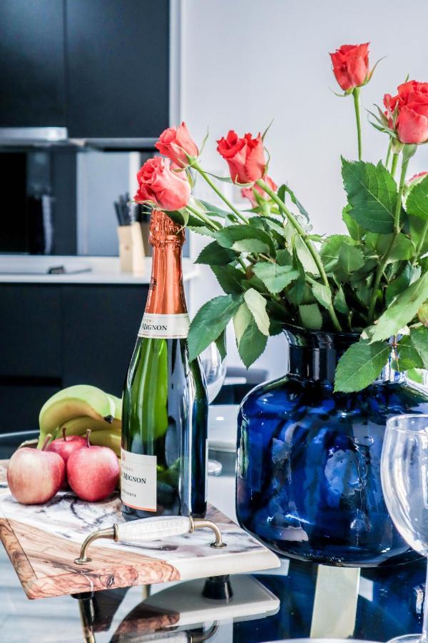 Elegant Apartments In Staines L Free Onsite Parking ستينس المظهر الخارجي الصورة