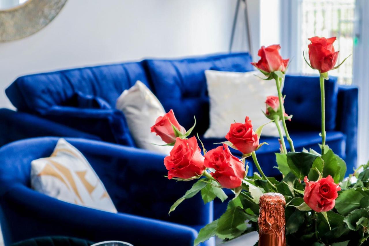 Elegant Apartments In Staines L Free Onsite Parking ستينس المظهر الخارجي الصورة