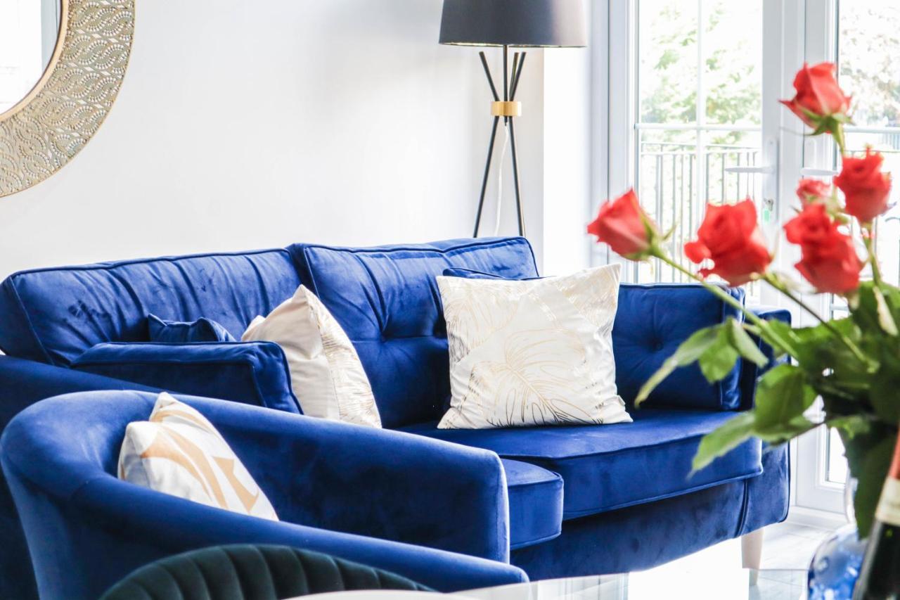 Elegant Apartments In Staines L Free Onsite Parking ستينس المظهر الخارجي الصورة