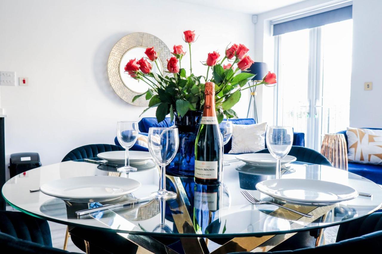 Elegant Apartments In Staines L Free Onsite Parking ستينس المظهر الخارجي الصورة