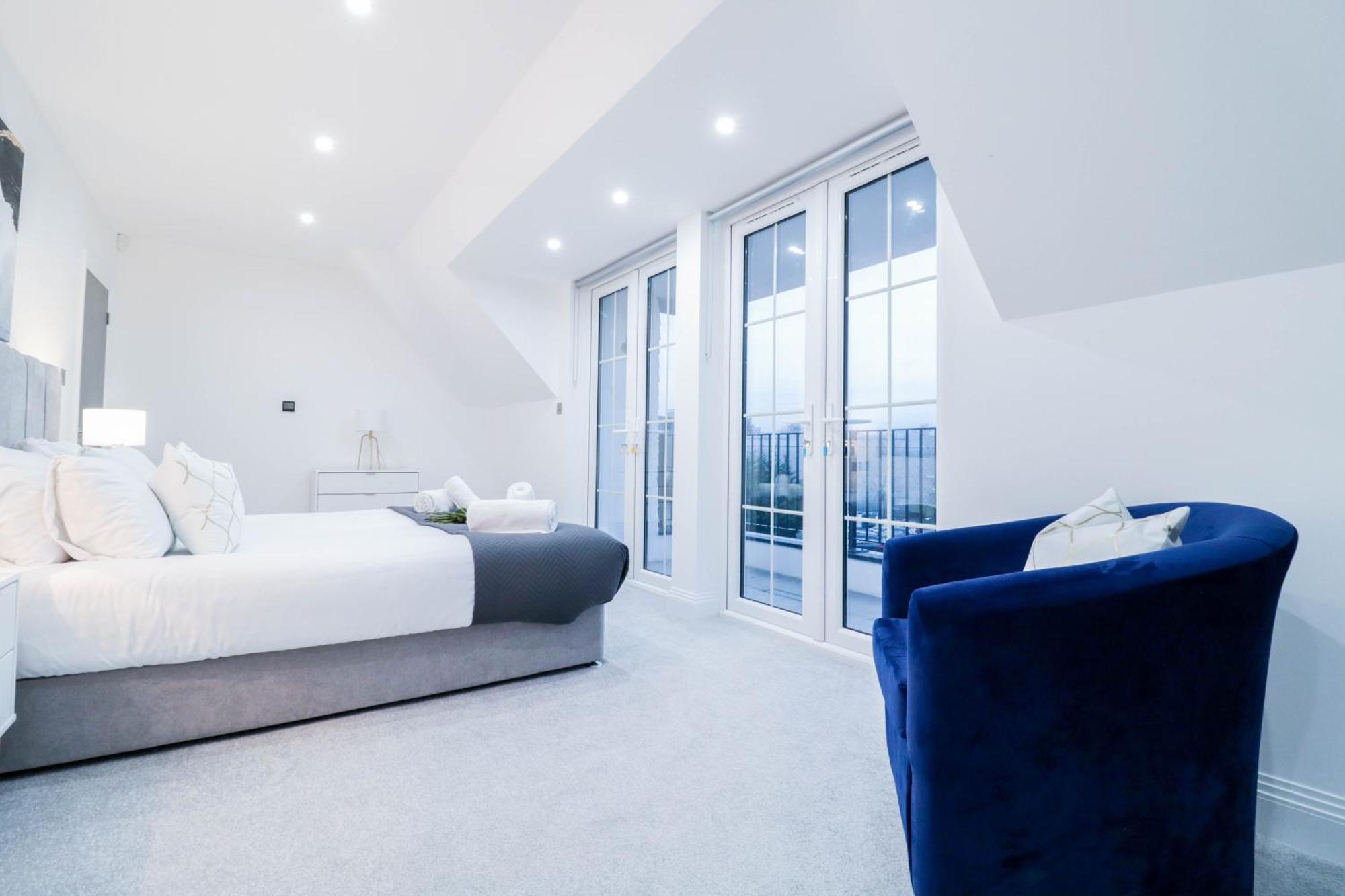 Elegant Apartments In Staines L Free Onsite Parking ستينس المظهر الخارجي الصورة