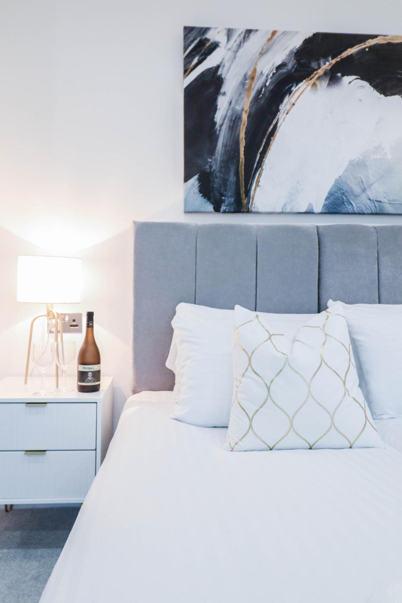 Elegant Apartments In Staines L Free Onsite Parking ستينس المظهر الخارجي الصورة