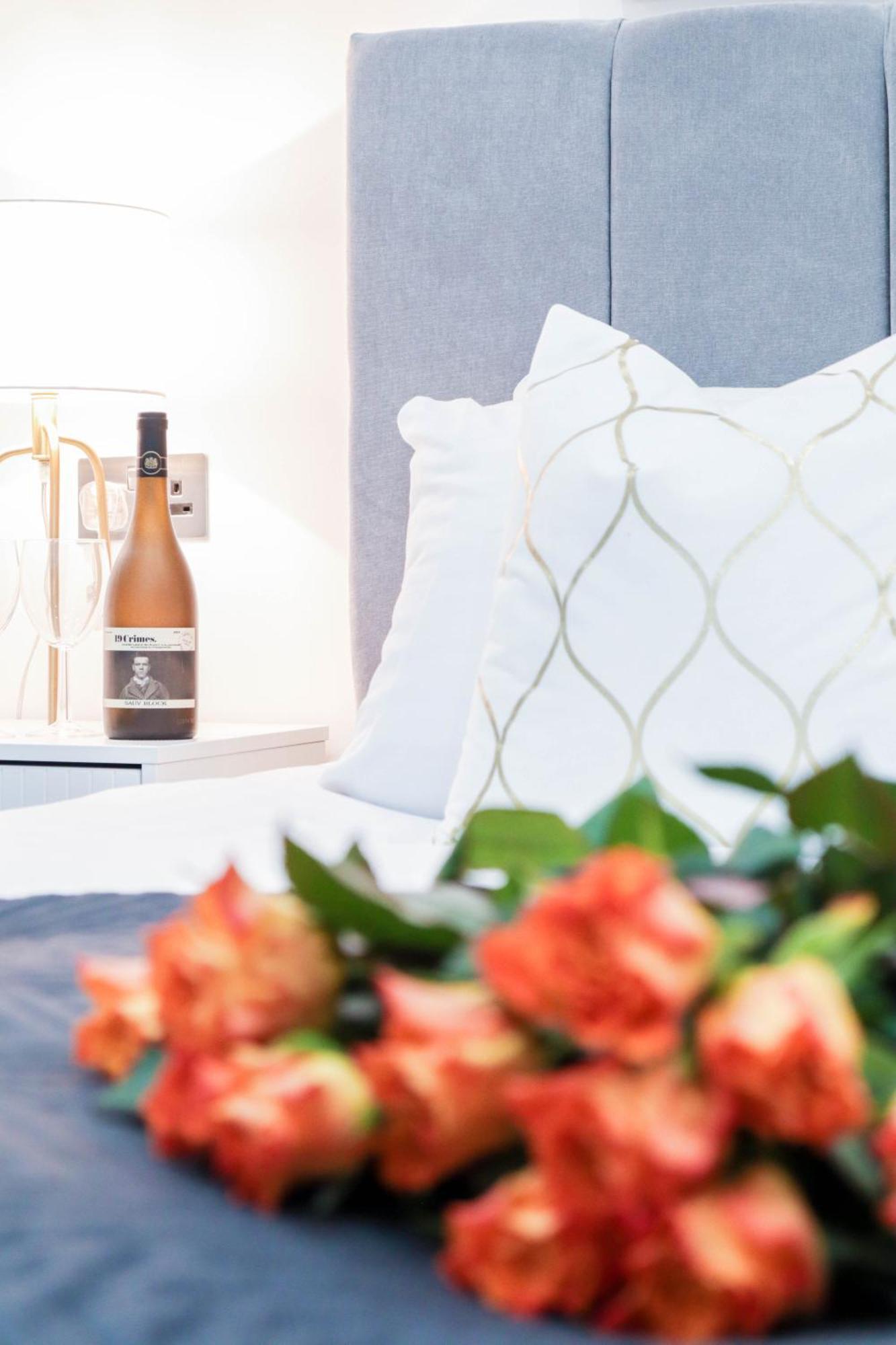 Elegant Apartments In Staines L Free Onsite Parking ستينس المظهر الخارجي الصورة