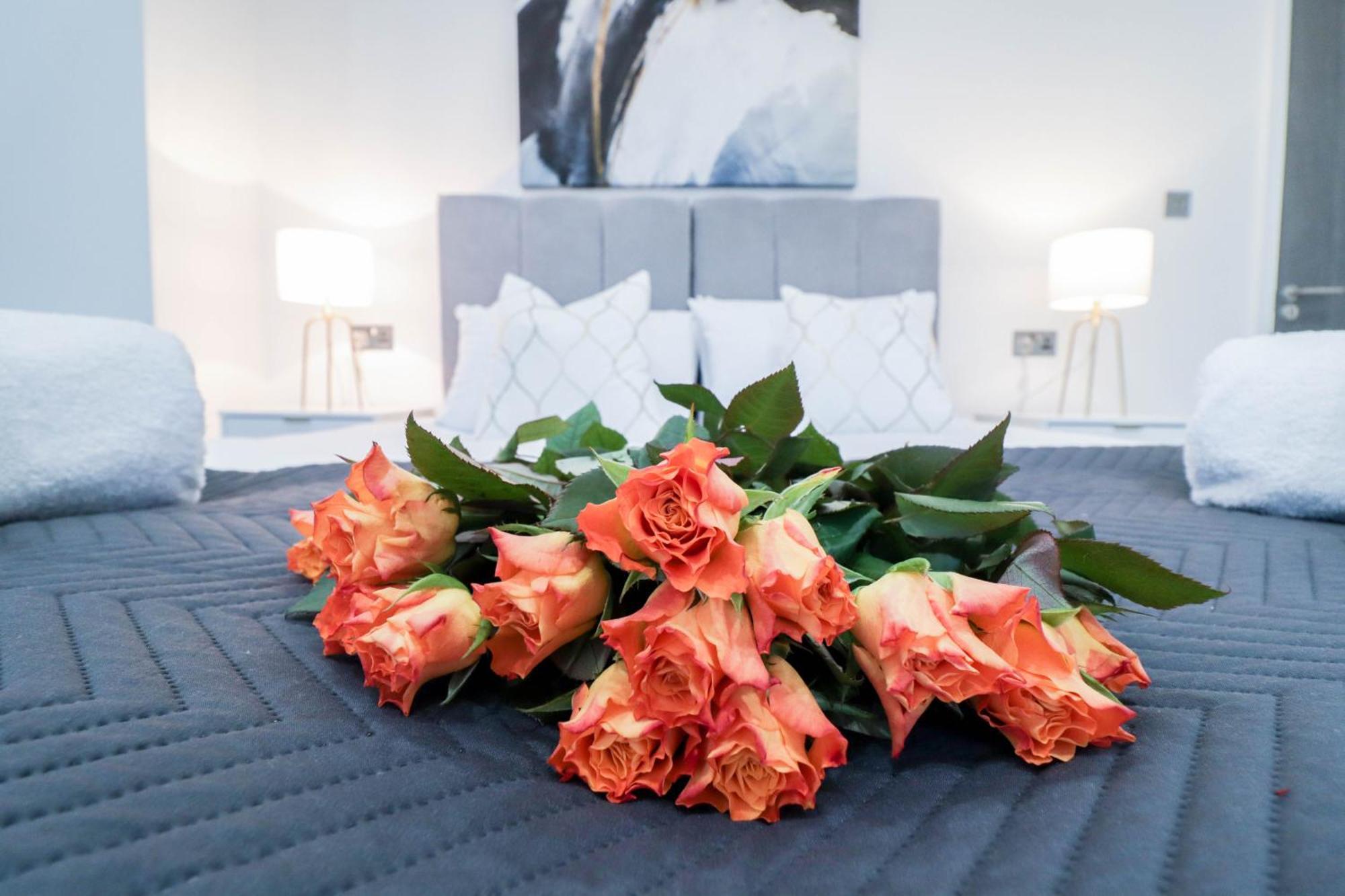Elegant Apartments In Staines L Free Onsite Parking ستينس المظهر الخارجي الصورة