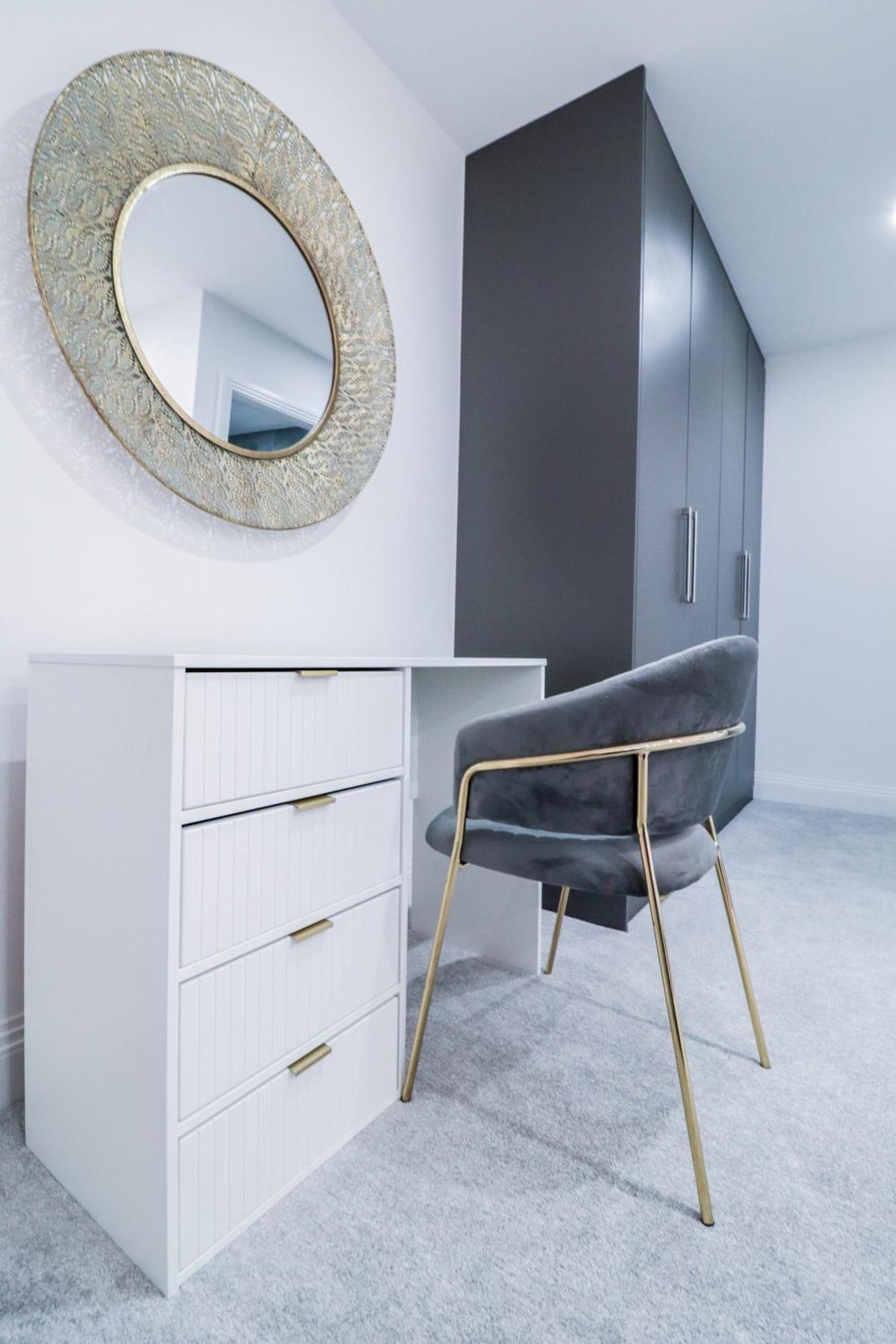 Elegant Apartments In Staines L Free Onsite Parking ستينس المظهر الخارجي الصورة