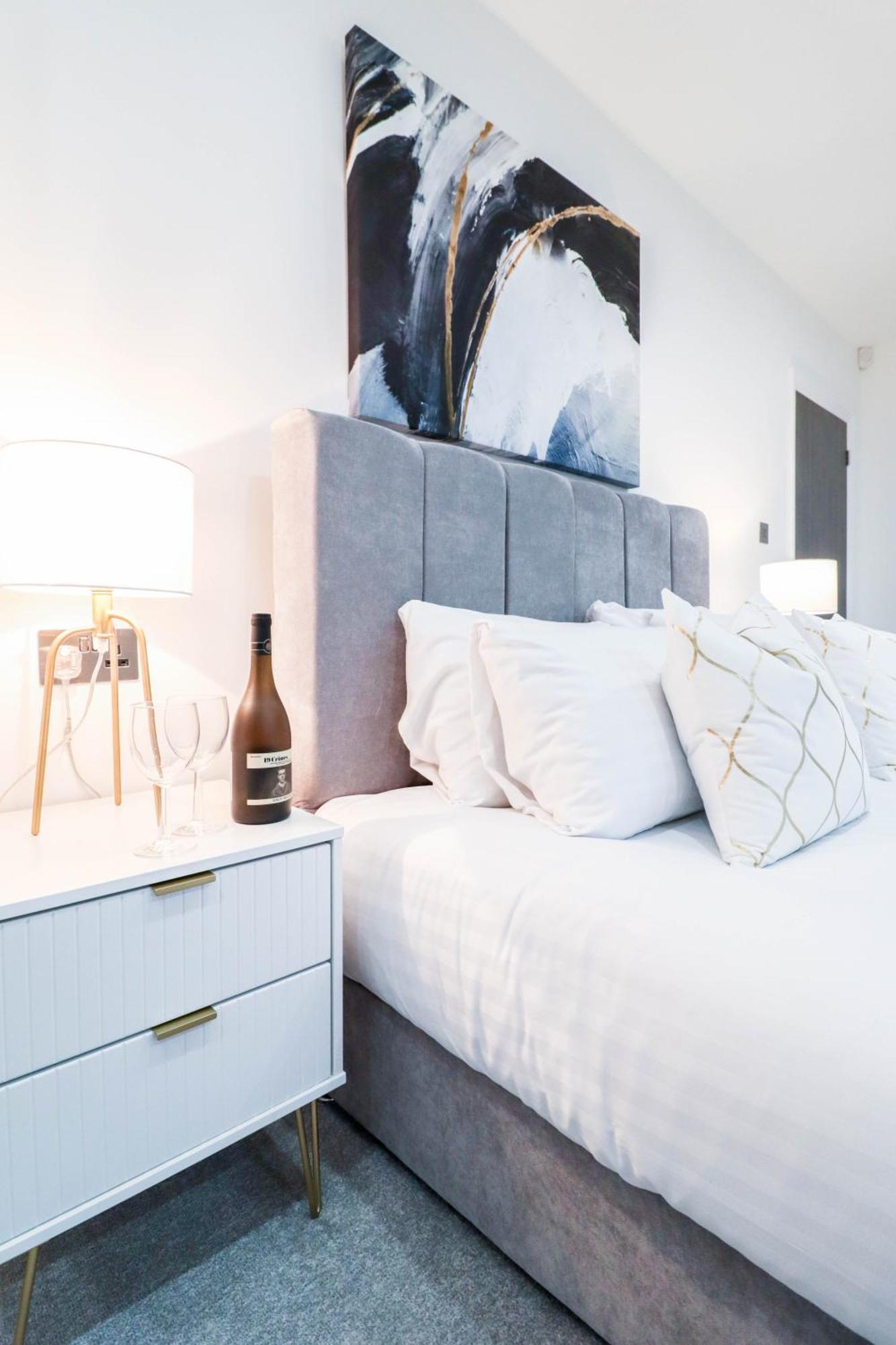 Elegant Apartments In Staines L Free Onsite Parking ستينس المظهر الخارجي الصورة