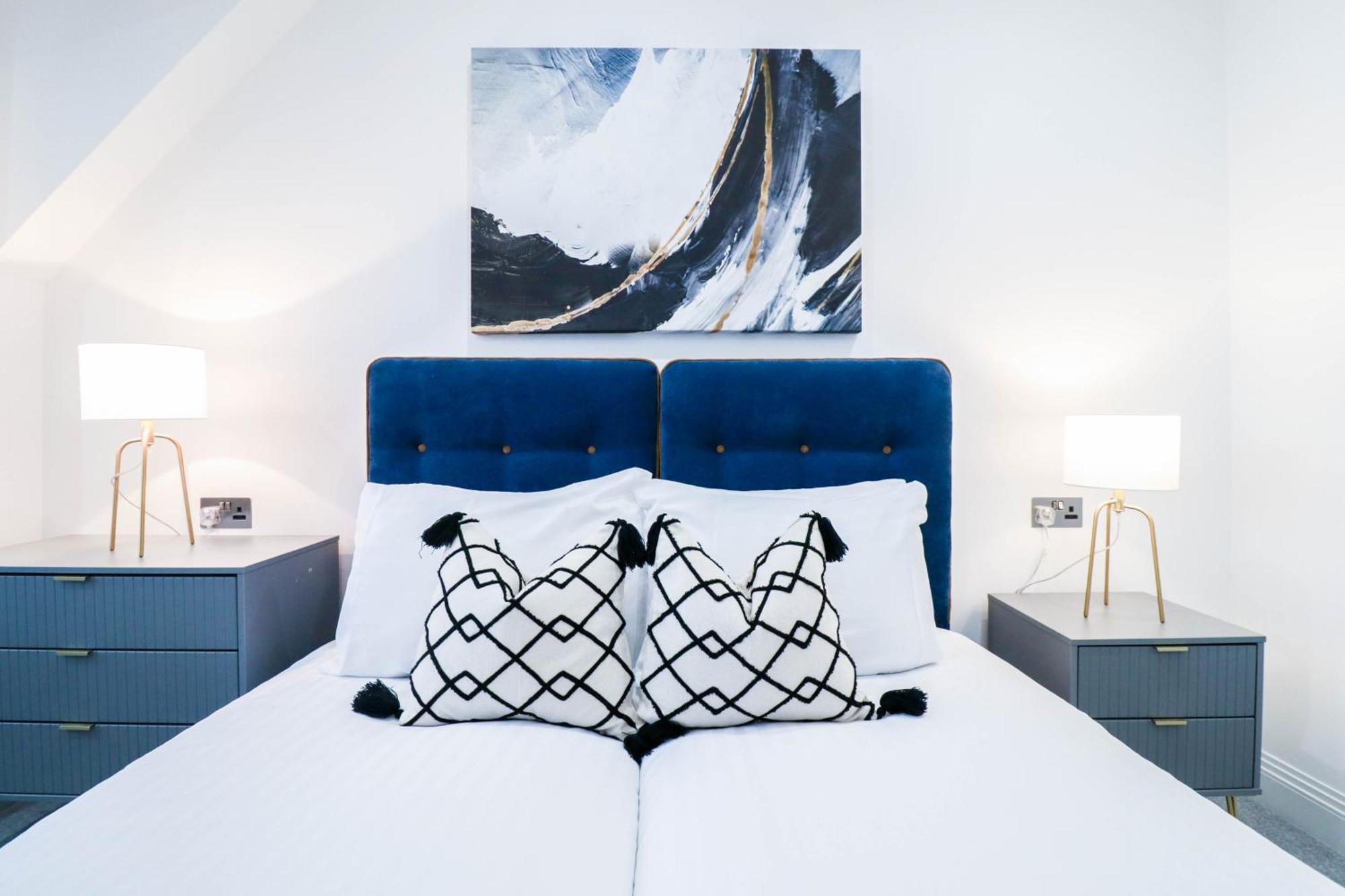 Elegant Apartments In Staines L Free Onsite Parking ستينس المظهر الخارجي الصورة