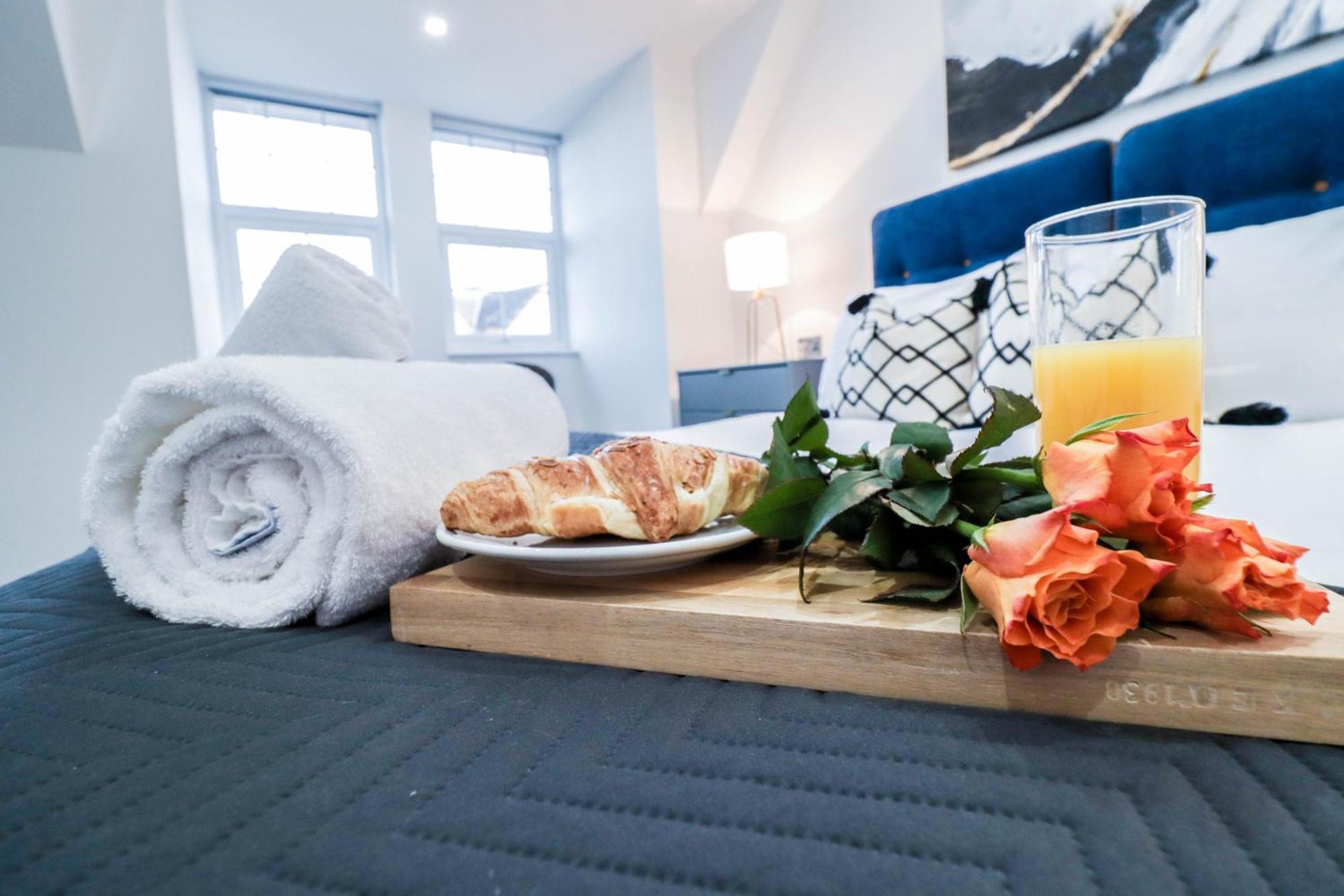Elegant Apartments In Staines L Free Onsite Parking ستينس المظهر الخارجي الصورة
