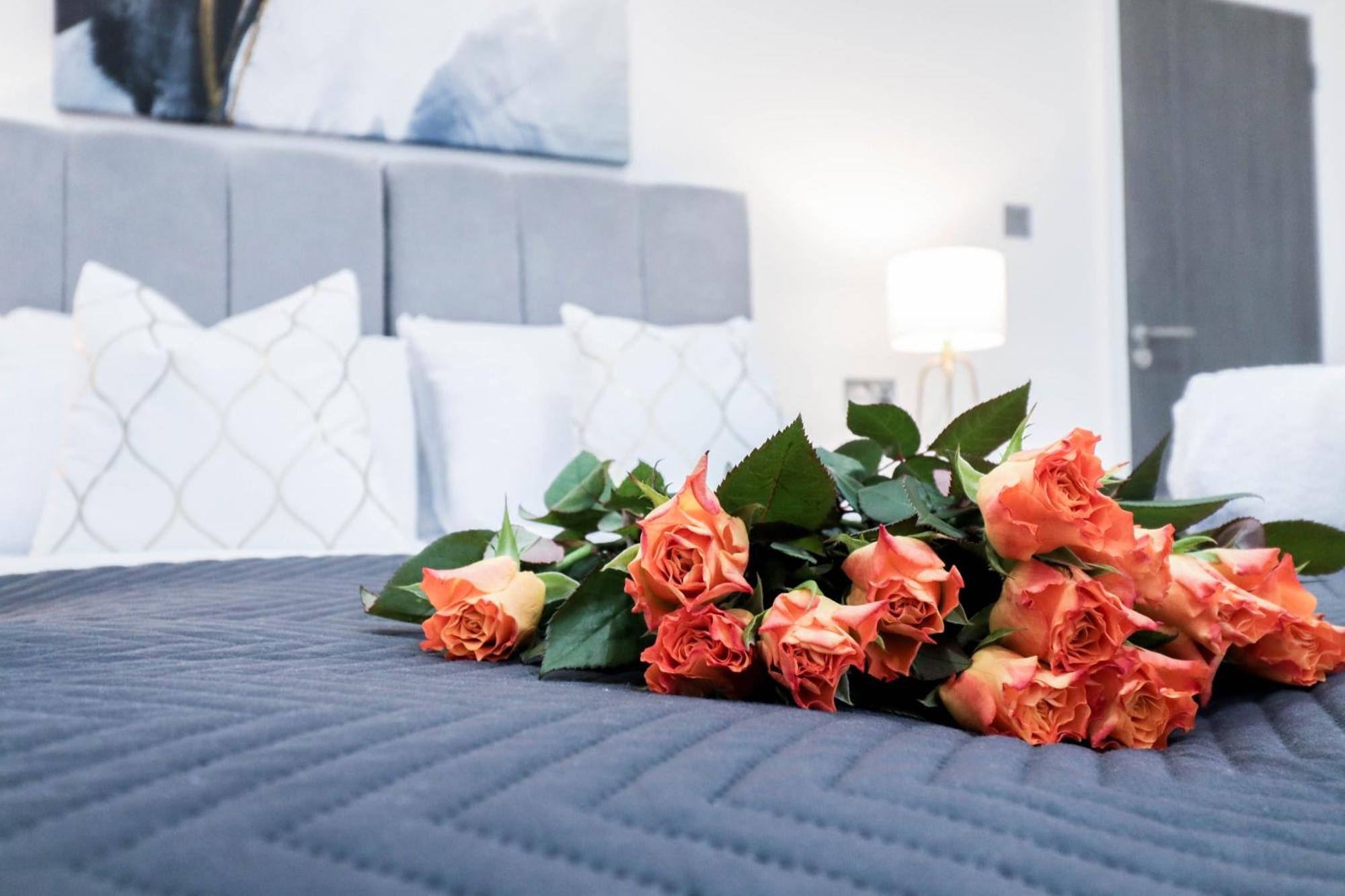 Elegant Apartments In Staines L Free Onsite Parking ستينس المظهر الخارجي الصورة