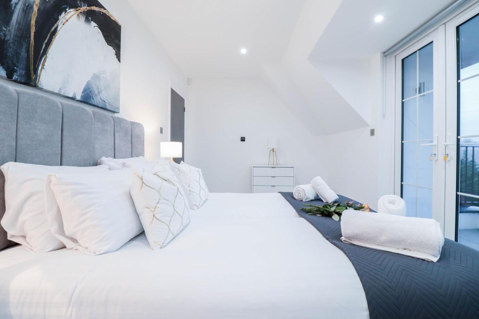 Elegant Apartments In Staines L Free Onsite Parking ستينس المظهر الخارجي الصورة