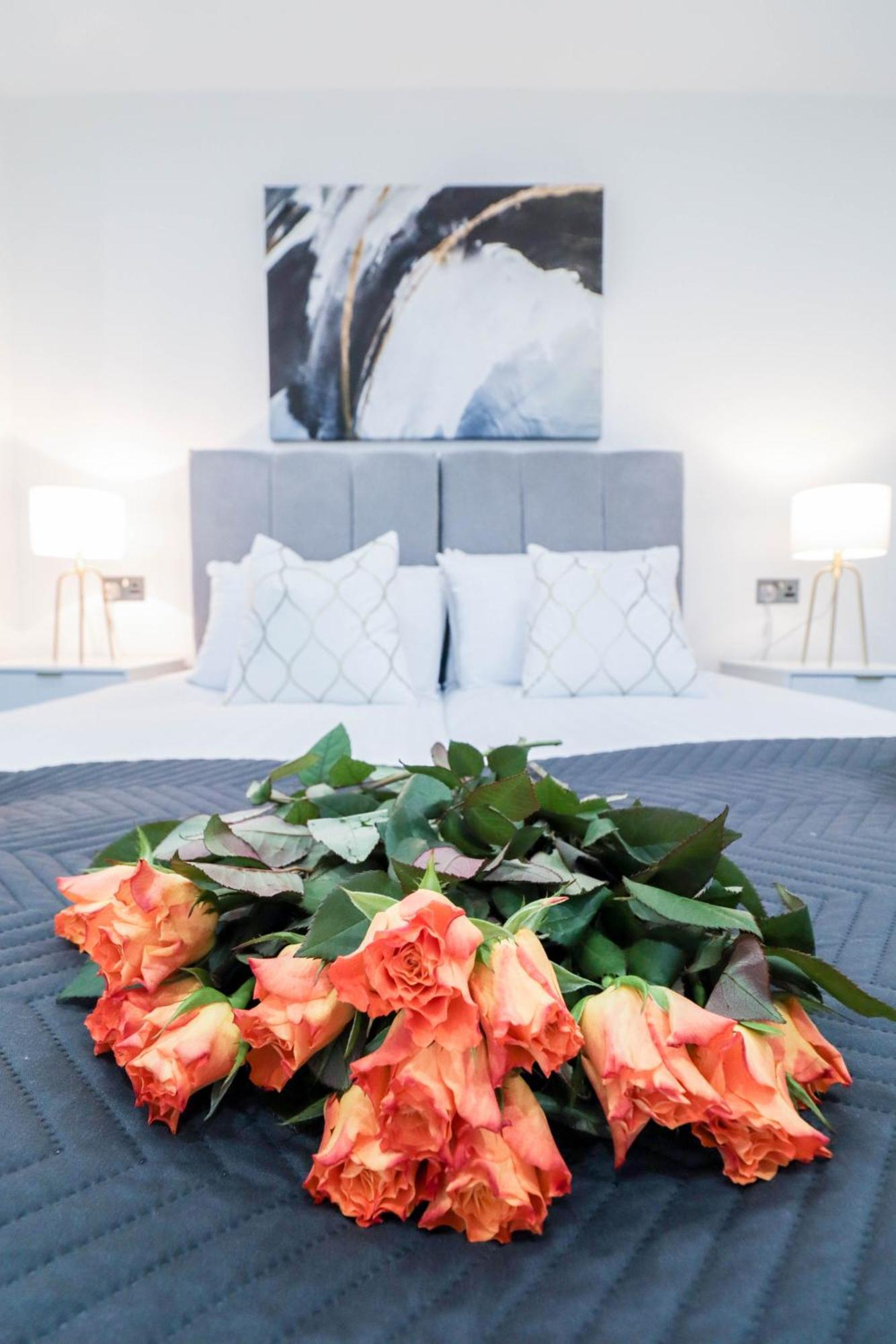 Elegant Apartments In Staines L Free Onsite Parking ستينس المظهر الخارجي الصورة