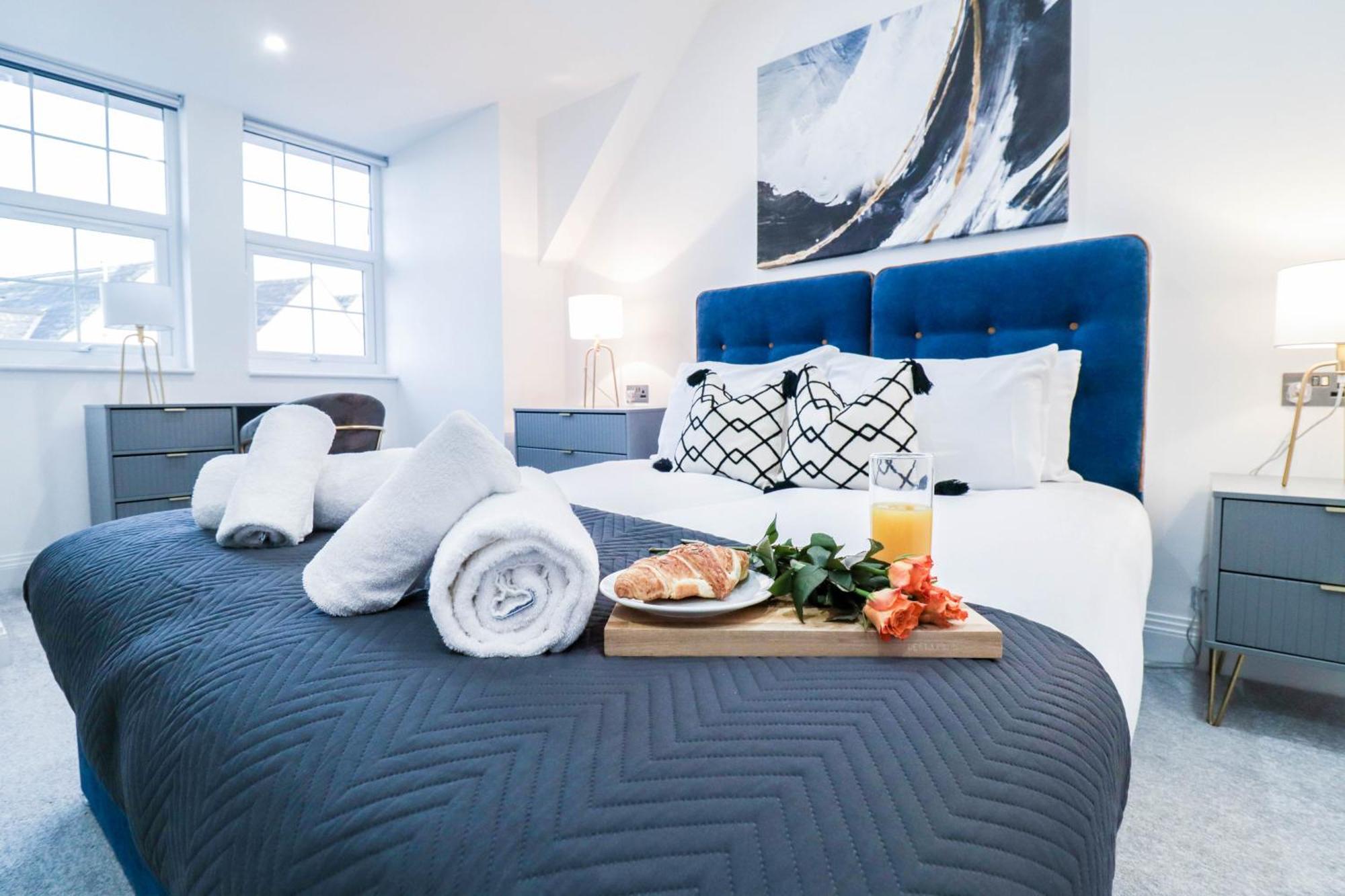 Elegant Apartments In Staines L Free Onsite Parking ستينس المظهر الخارجي الصورة