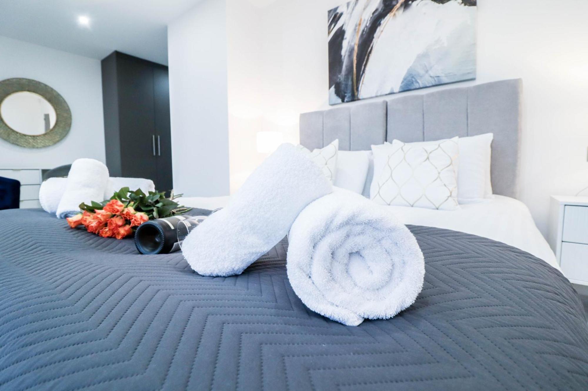 Elegant Apartments In Staines L Free Onsite Parking ستينس المظهر الخارجي الصورة