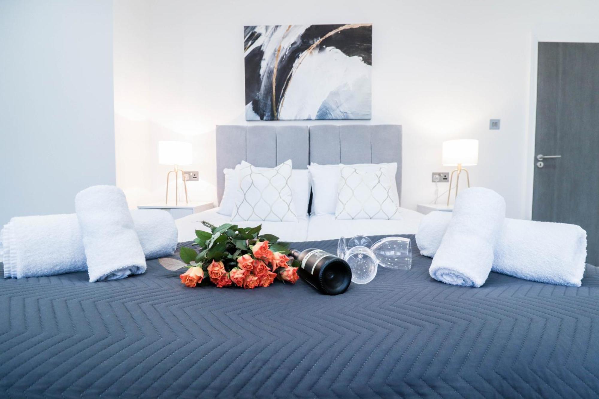 Elegant Apartments In Staines L Free Onsite Parking ستينس المظهر الخارجي الصورة
