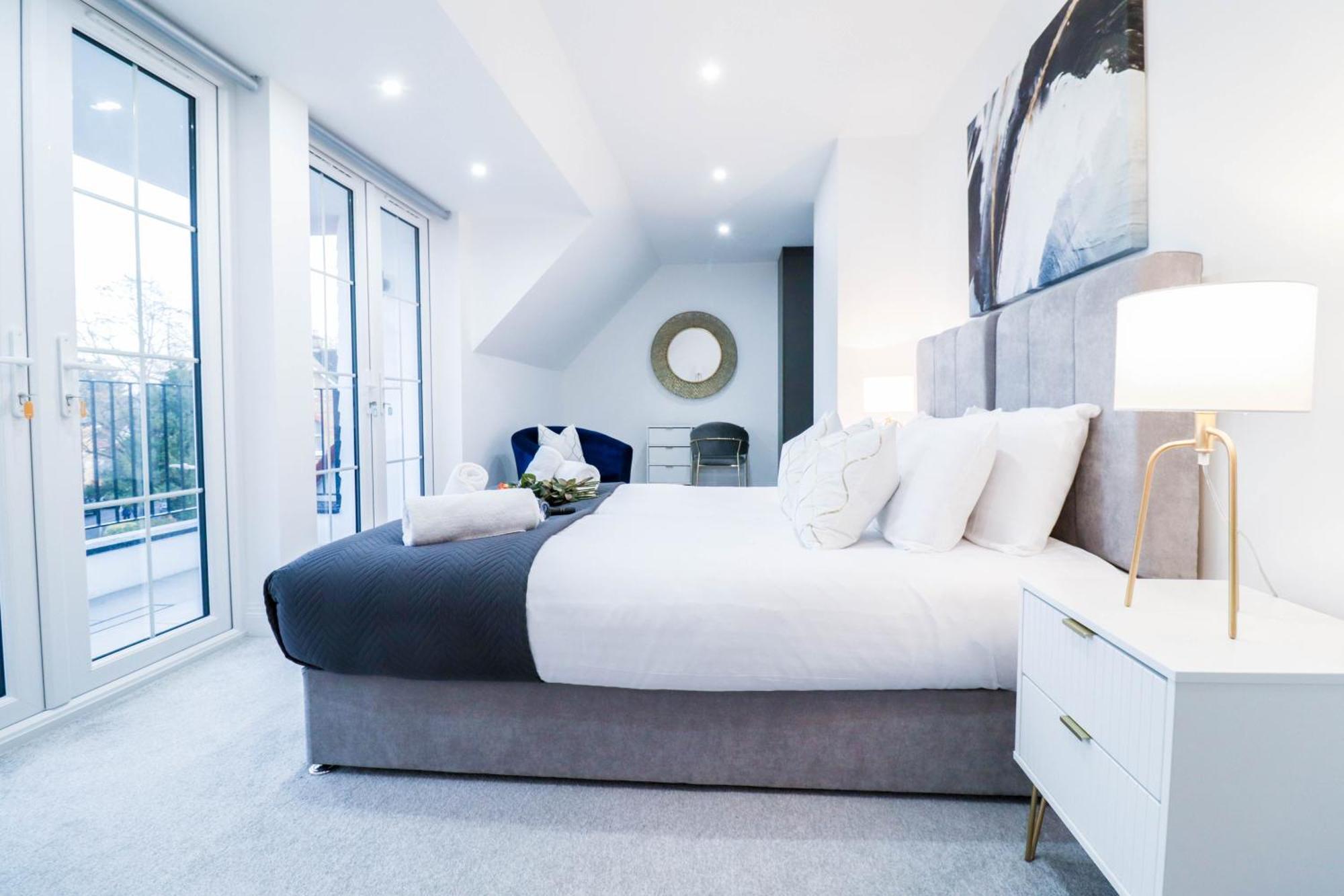 Elegant Apartments In Staines L Free Onsite Parking ستينس المظهر الخارجي الصورة