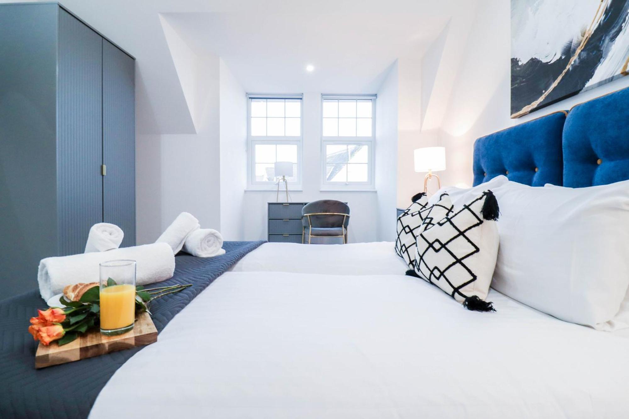 Elegant Apartments In Staines L Free Onsite Parking ستينس المظهر الخارجي الصورة