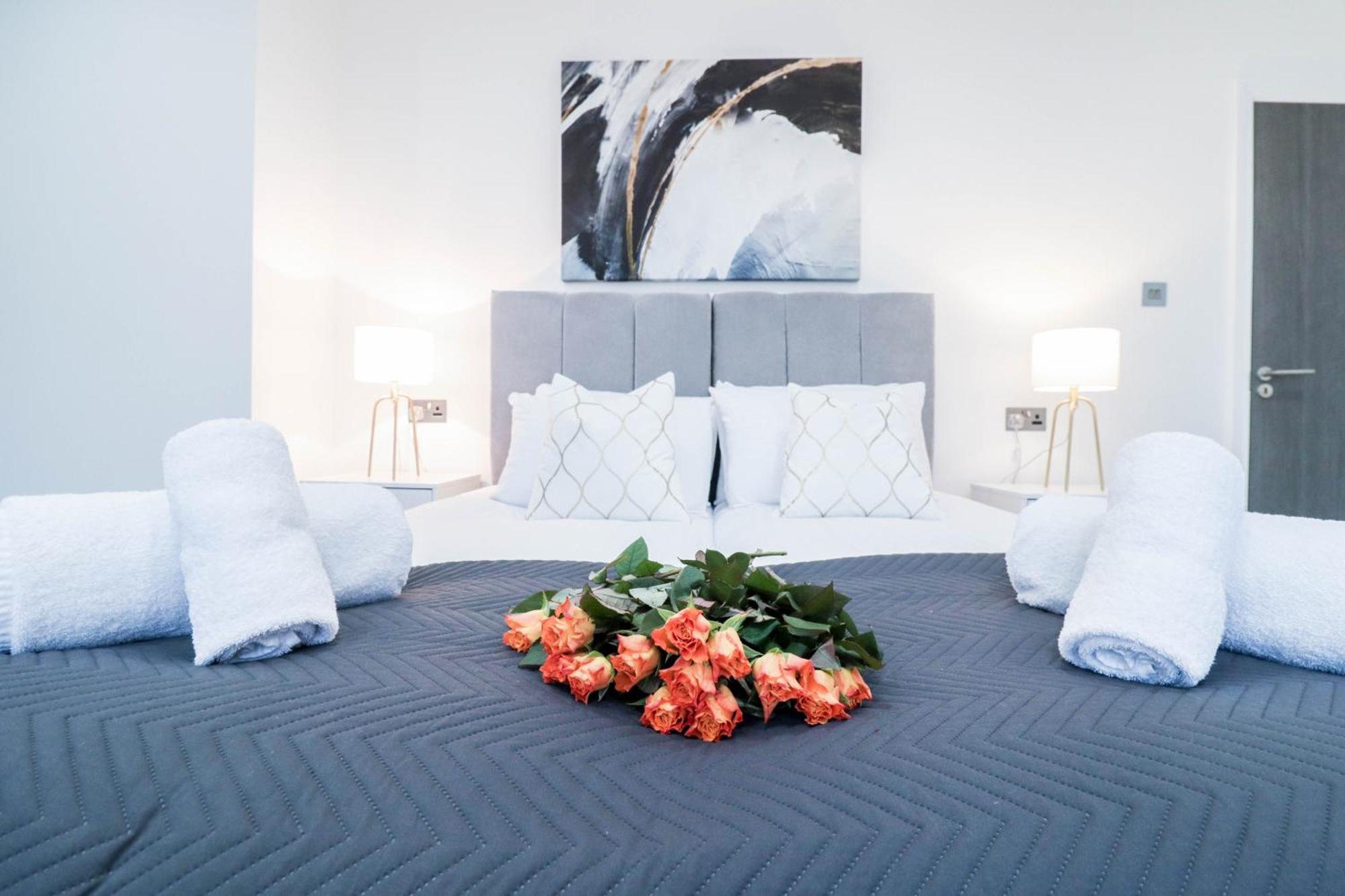 Elegant Apartments In Staines L Free Onsite Parking ستينس المظهر الخارجي الصورة