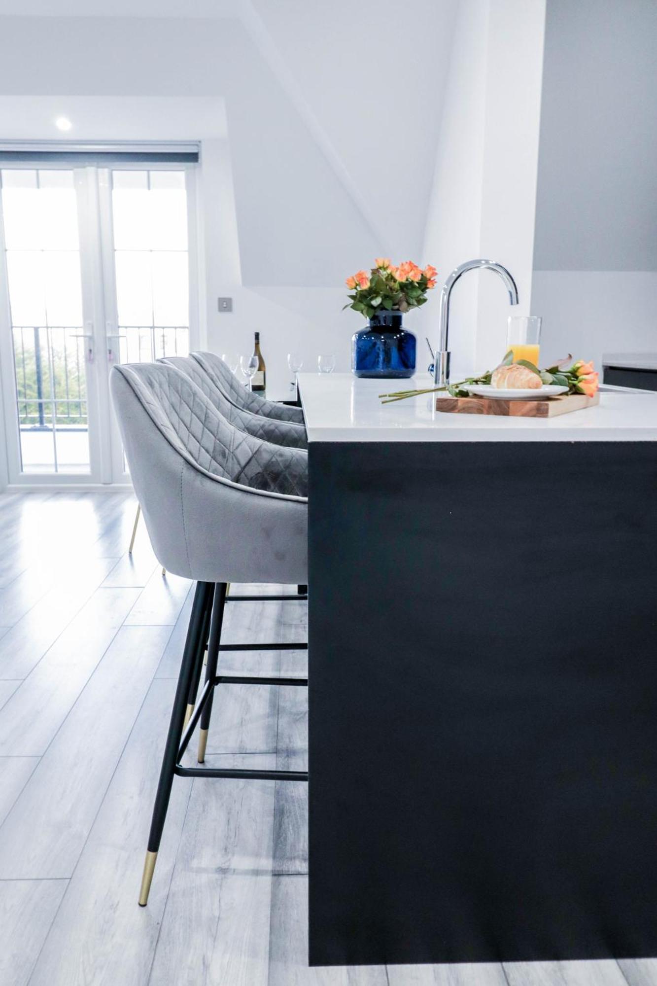 Elegant Apartments In Staines L Free Onsite Parking ستينس المظهر الخارجي الصورة