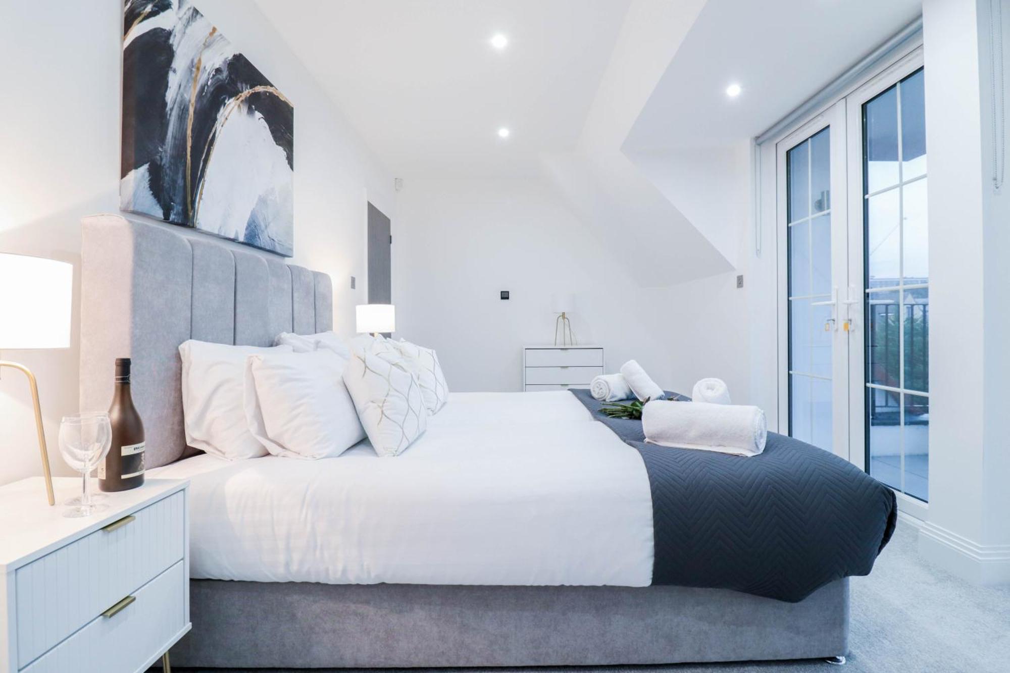 Elegant Apartments In Staines L Free Onsite Parking ستينس المظهر الخارجي الصورة