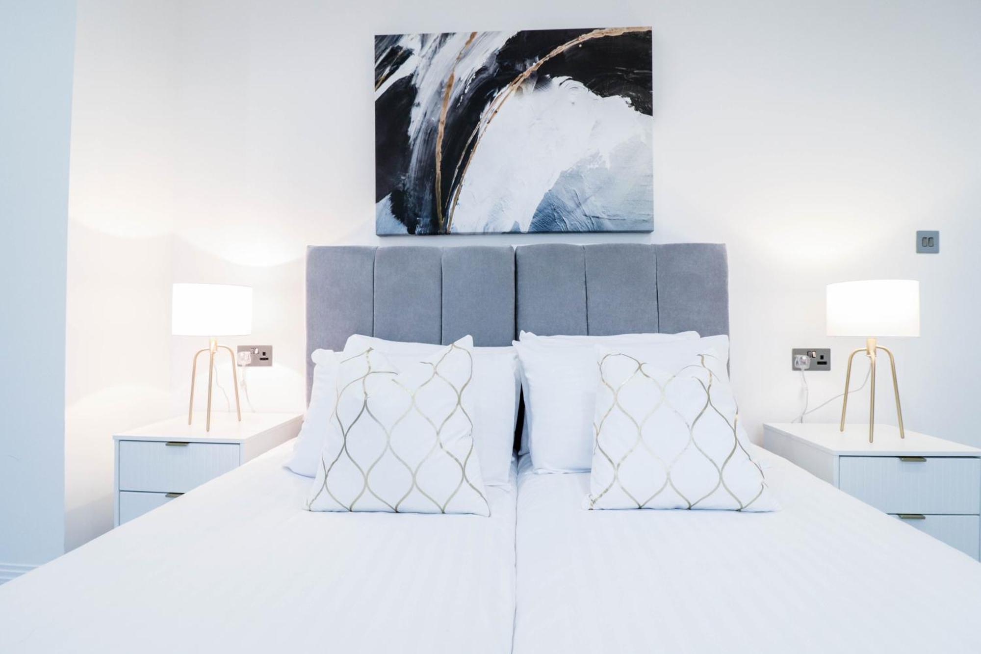 Elegant Apartments In Staines L Free Onsite Parking ستينس المظهر الخارجي الصورة