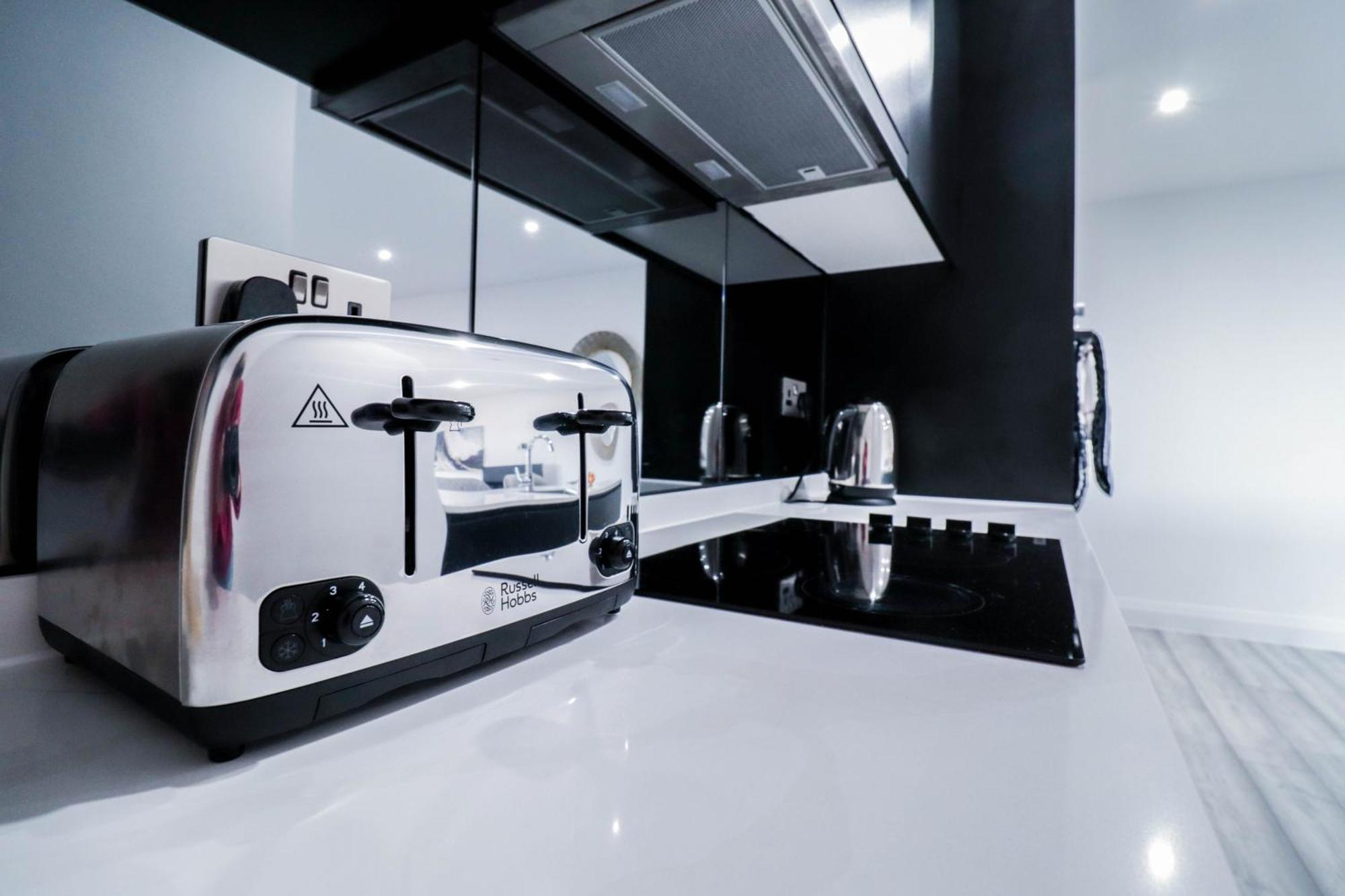 Elegant Apartments In Staines L Free Onsite Parking ستينس المظهر الخارجي الصورة