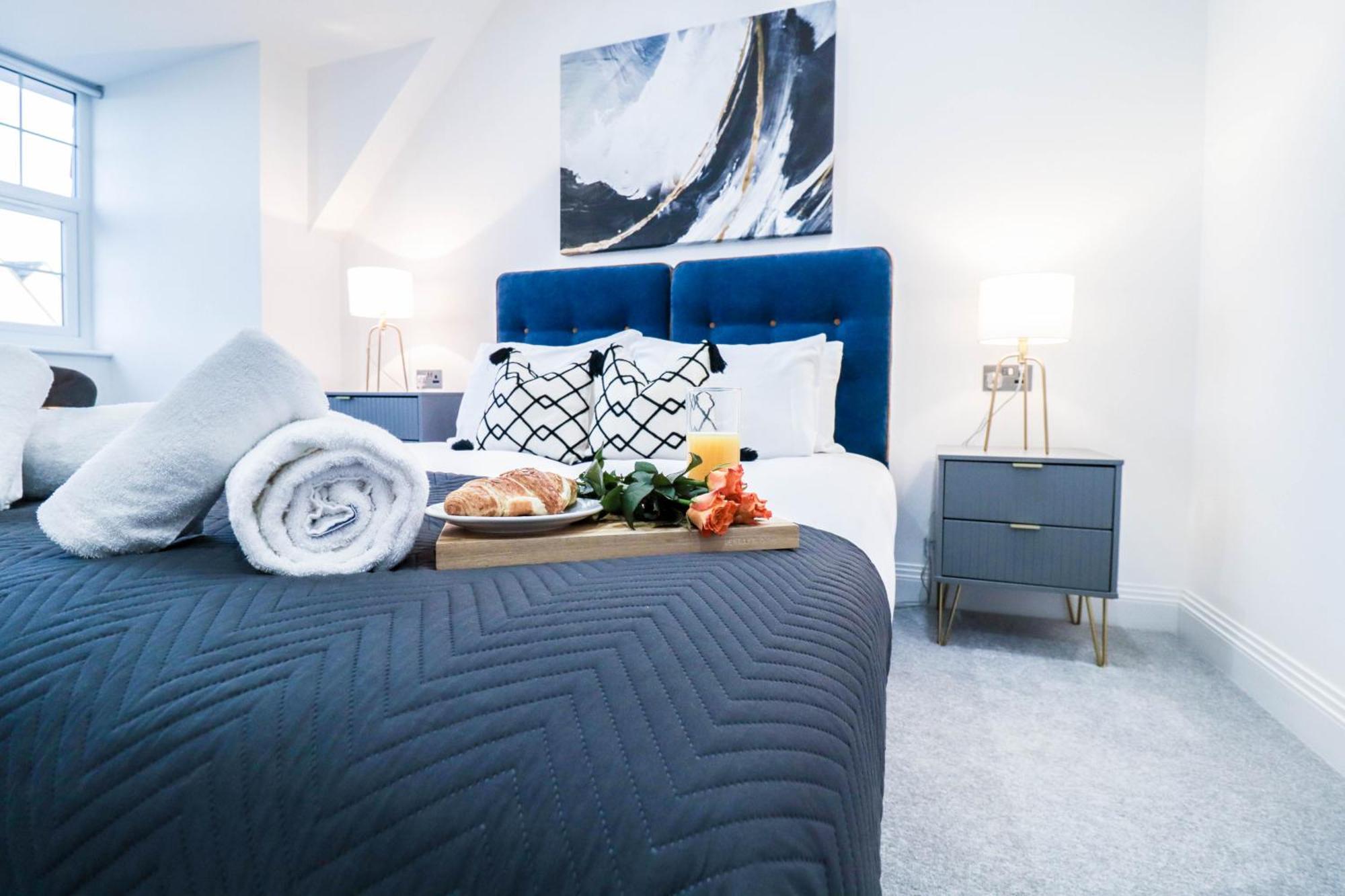 Elegant Apartments In Staines L Free Onsite Parking ستينس المظهر الخارجي الصورة
