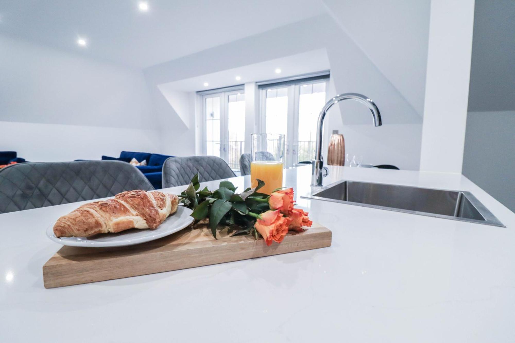Elegant Apartments In Staines L Free Onsite Parking ستينس المظهر الخارجي الصورة