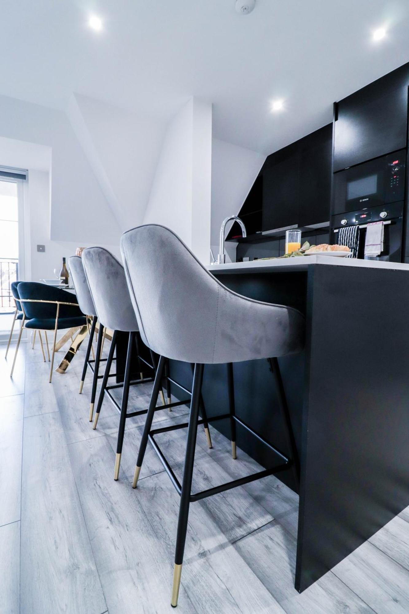 Elegant Apartments In Staines L Free Onsite Parking ستينس المظهر الخارجي الصورة