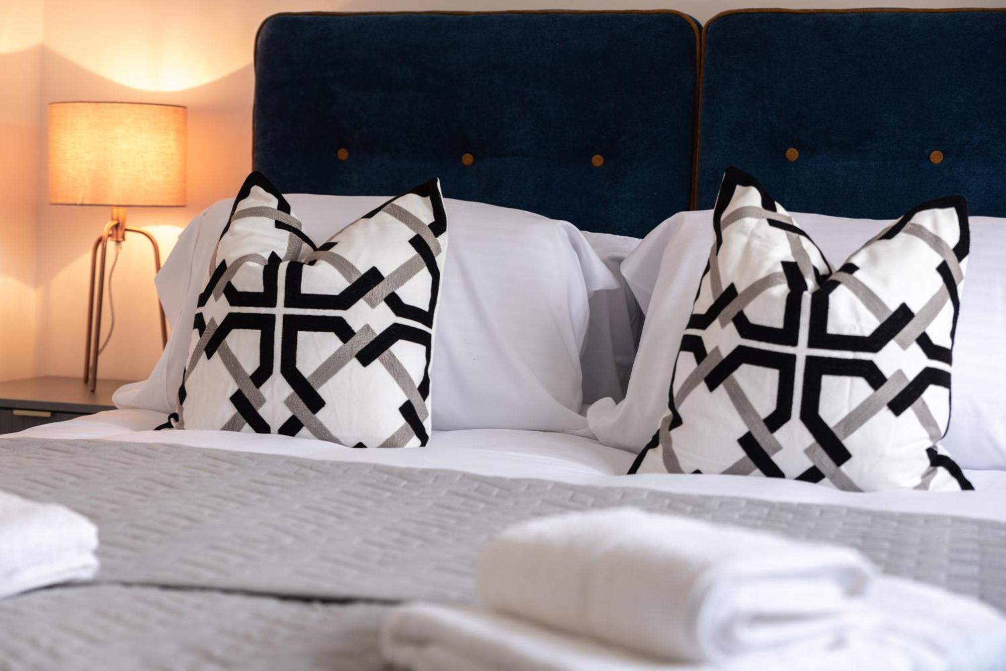 Elegant Apartments In Staines L Free Onsite Parking ستينس المظهر الخارجي الصورة