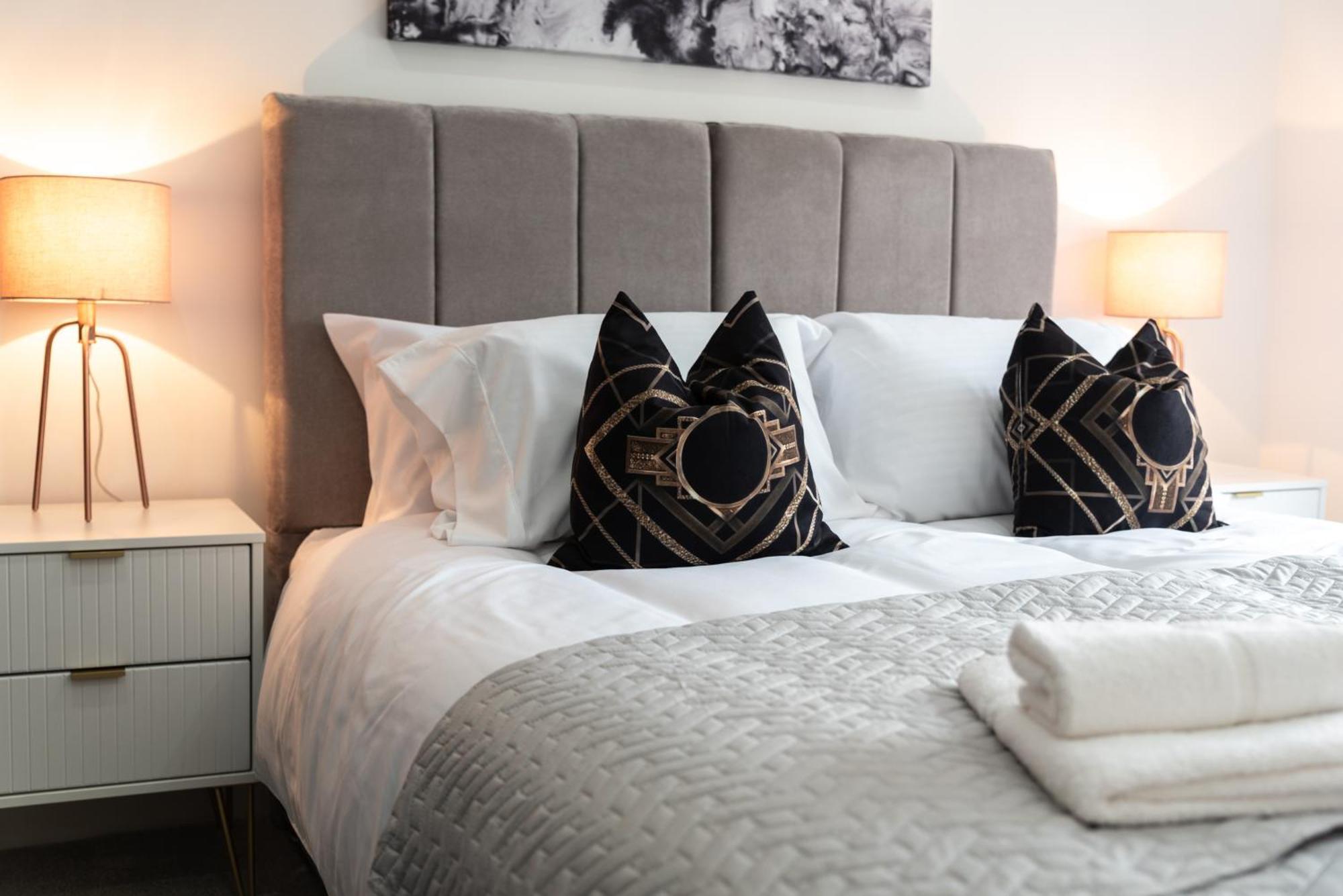 Elegant Apartments In Staines L Free Onsite Parking ستينس المظهر الخارجي الصورة