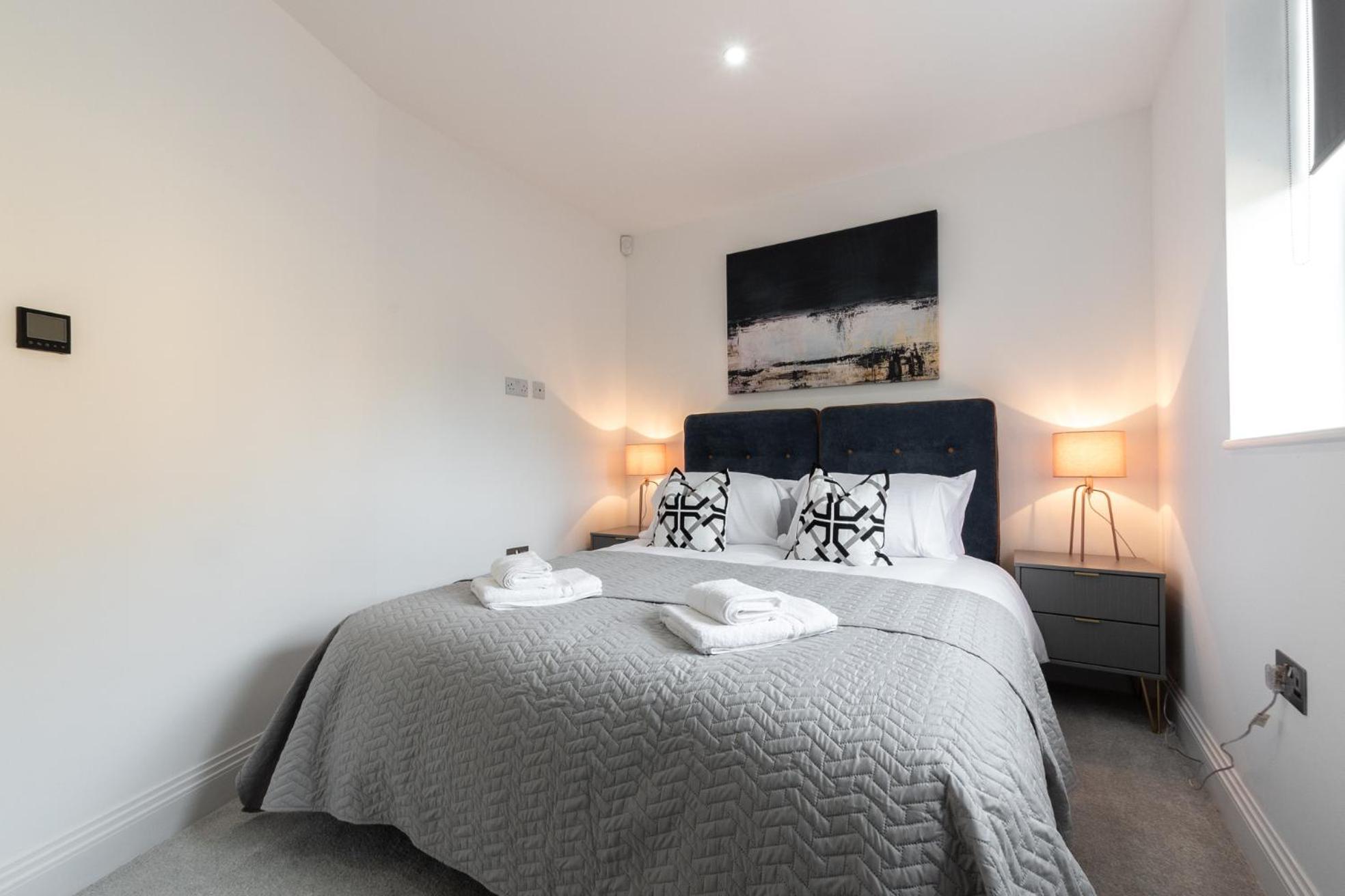 Elegant Apartments In Staines L Free Onsite Parking ستينس المظهر الخارجي الصورة