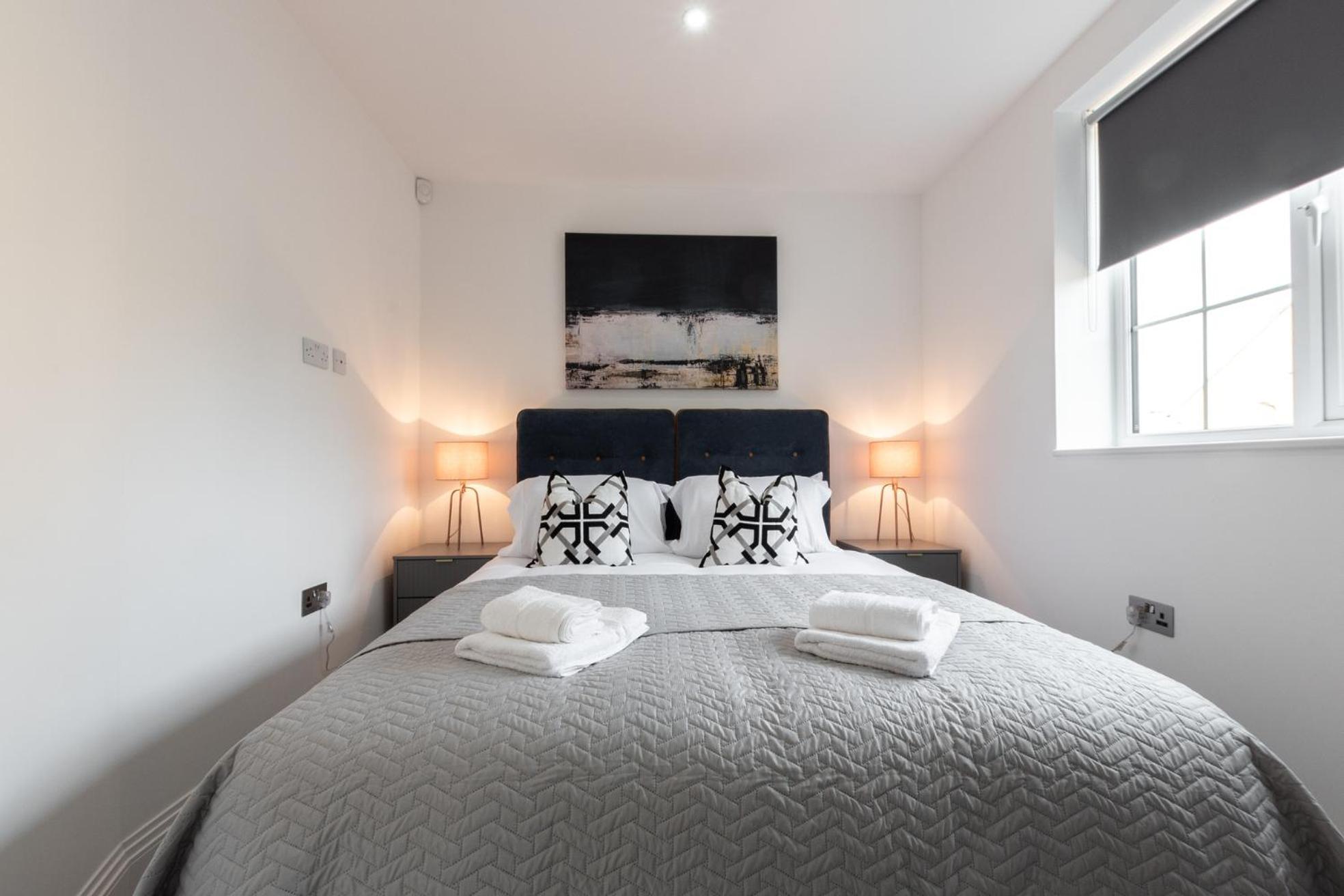 Elegant Apartments In Staines L Free Onsite Parking ستينس المظهر الخارجي الصورة