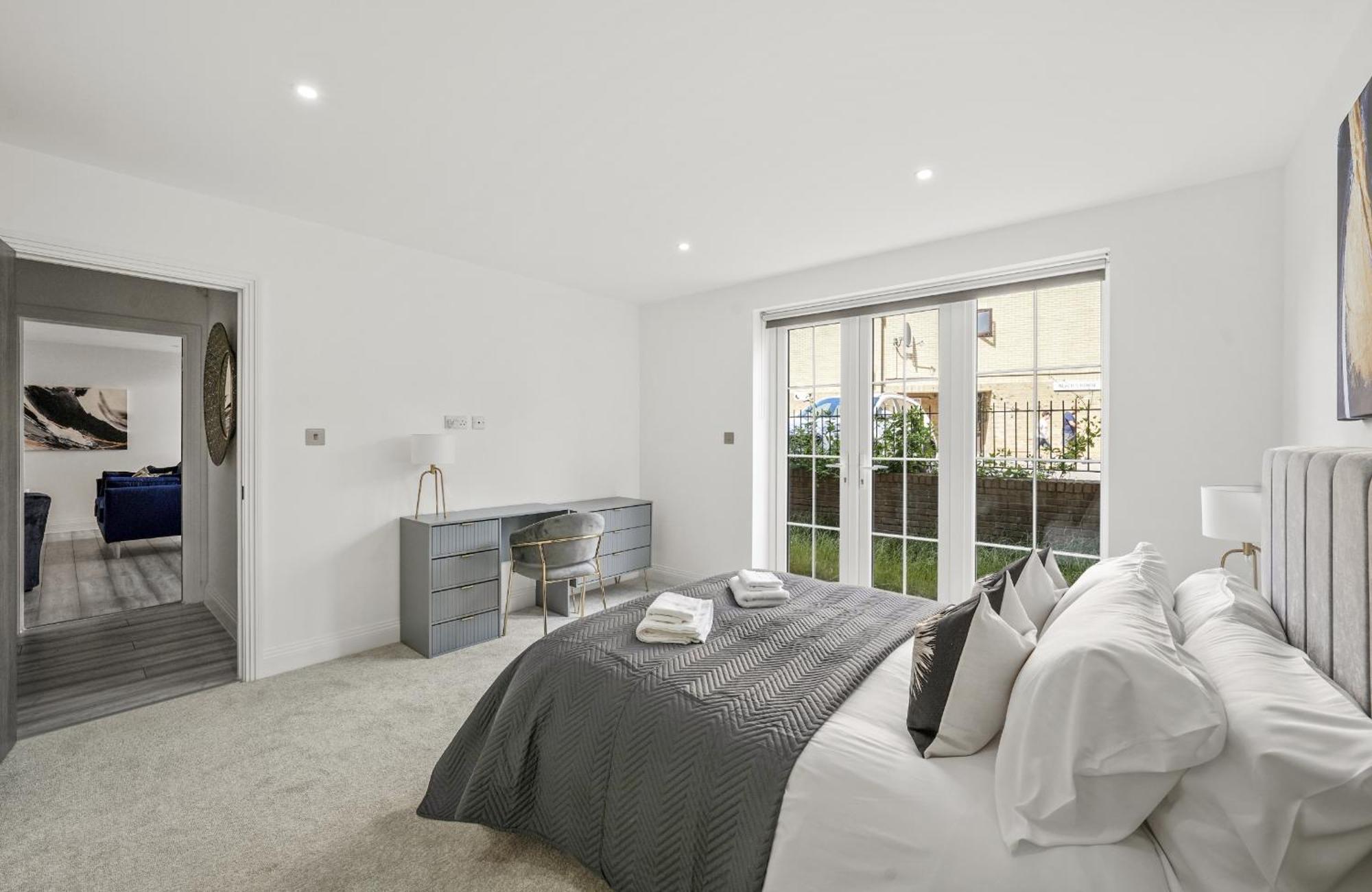 Elegant Apartments In Staines L Free Onsite Parking ستينس المظهر الخارجي الصورة