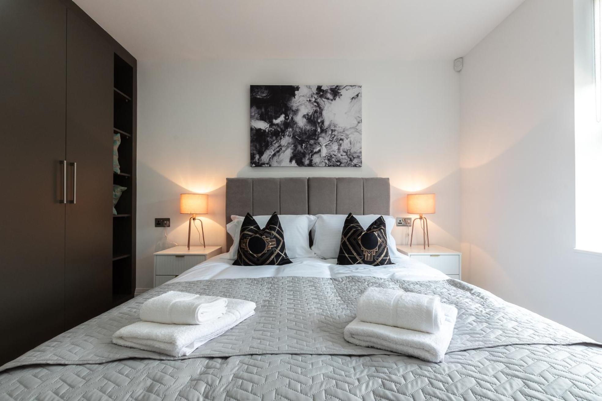 Elegant Apartments In Staines L Free Onsite Parking ستينس المظهر الخارجي الصورة