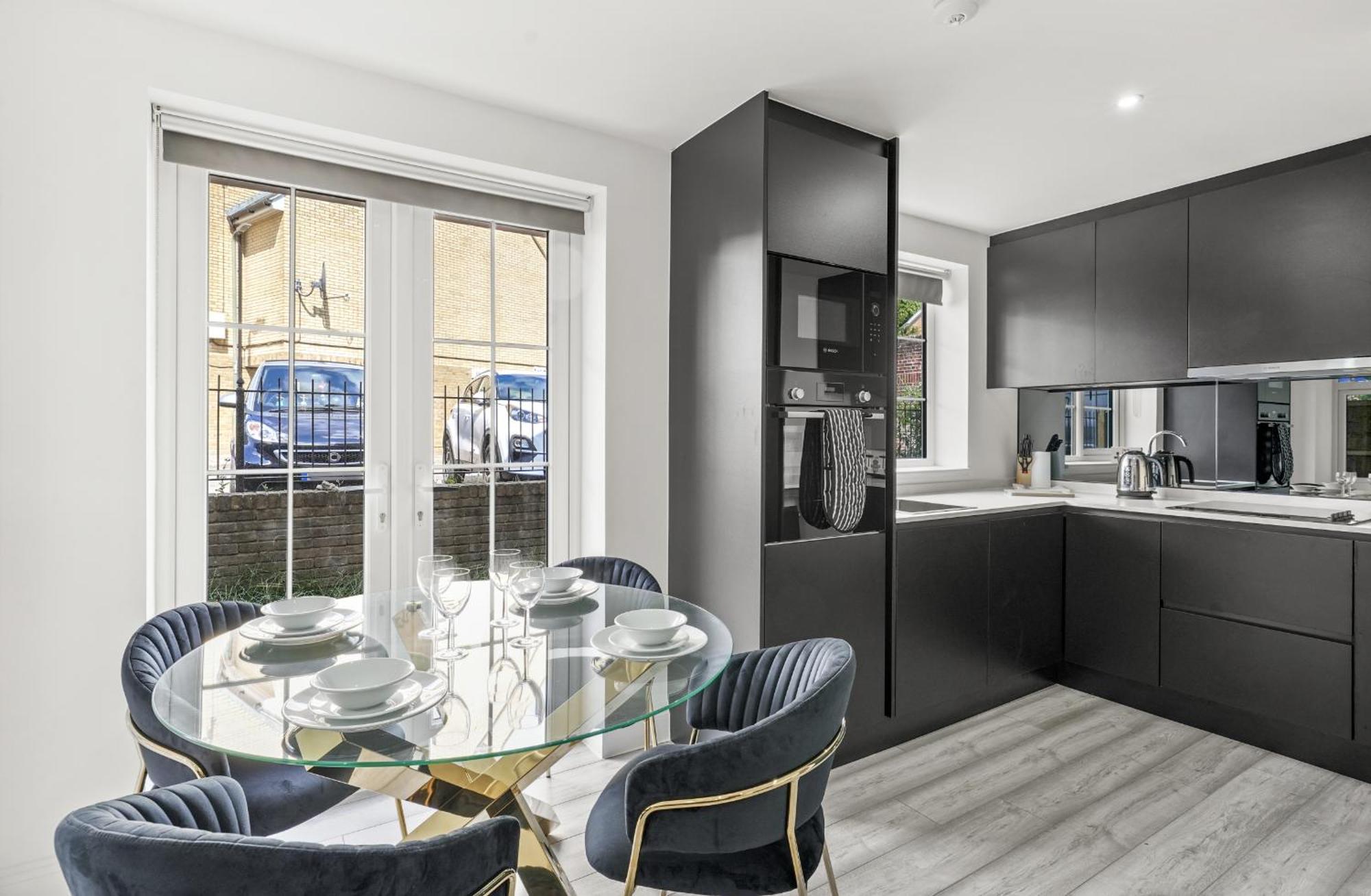 Elegant Apartments In Staines L Free Onsite Parking ستينس المظهر الخارجي الصورة